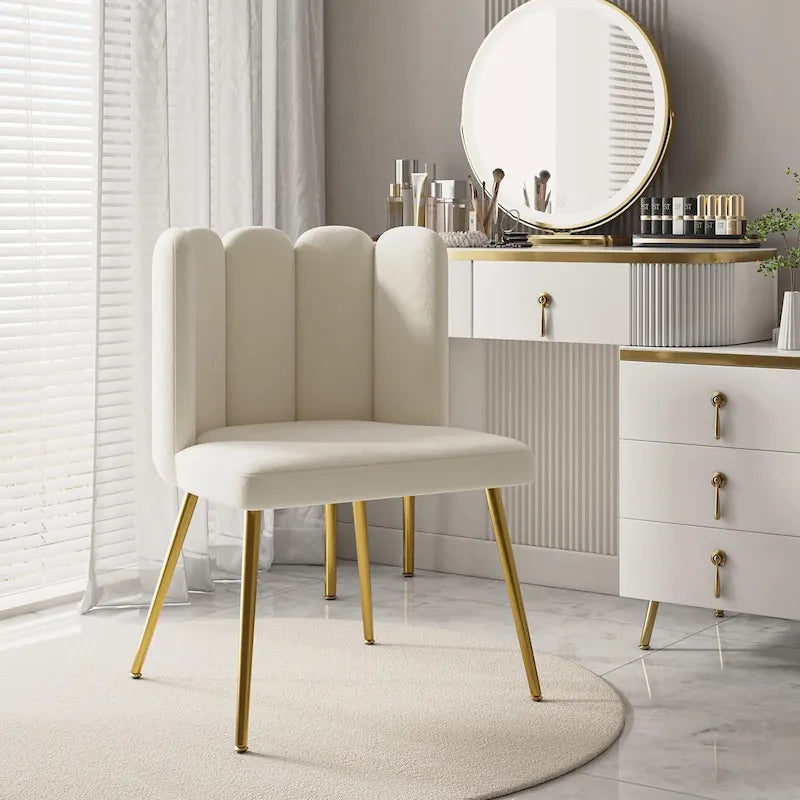 Chaise d'appoint à dossier capitonné
