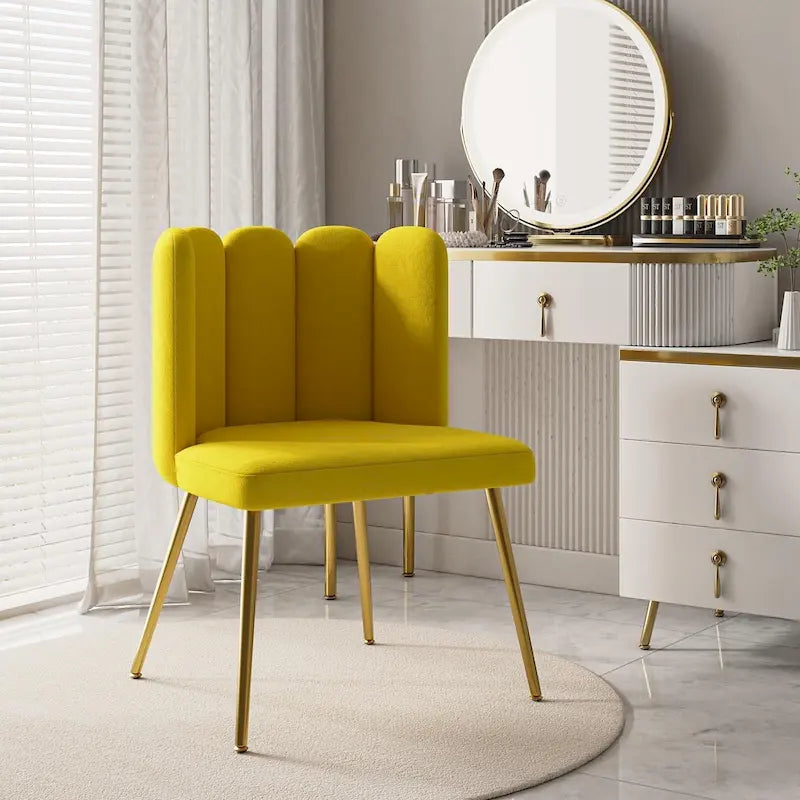 Chaise d'appoint à dossier capitonné